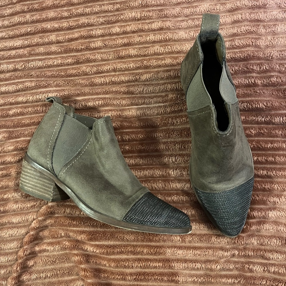 Report Women's Zannie Booties Color Taupe green | Size 6